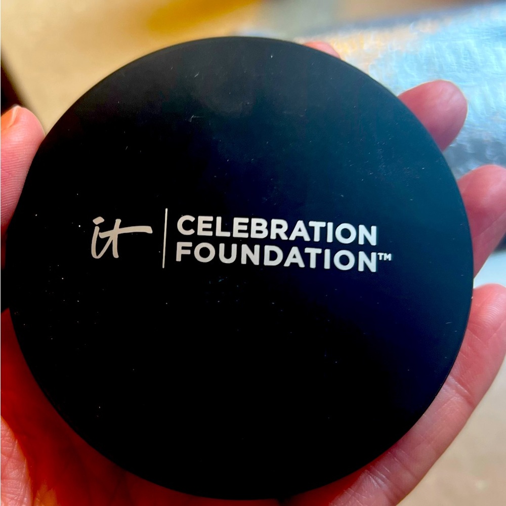 New IT Cosmetics Celebration Foundation SPF 50 (Medium shade)
